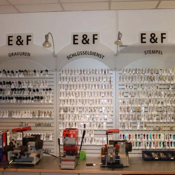 Ladengeschäft von E+F Schließtechnik mit Schlüsselwänden und Fräsmaschinen