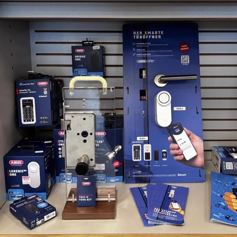 ABUS-Regal mit smarten Türöffnern, HomeTec Pro und Loxeris One im Ladengeschäft